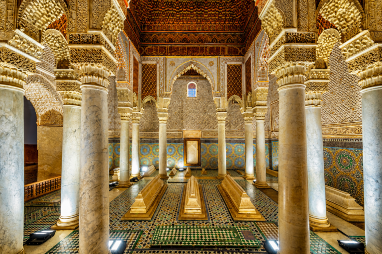 Marrakech : palais de la Bahia, tombeaux saadiens et souks de la médina